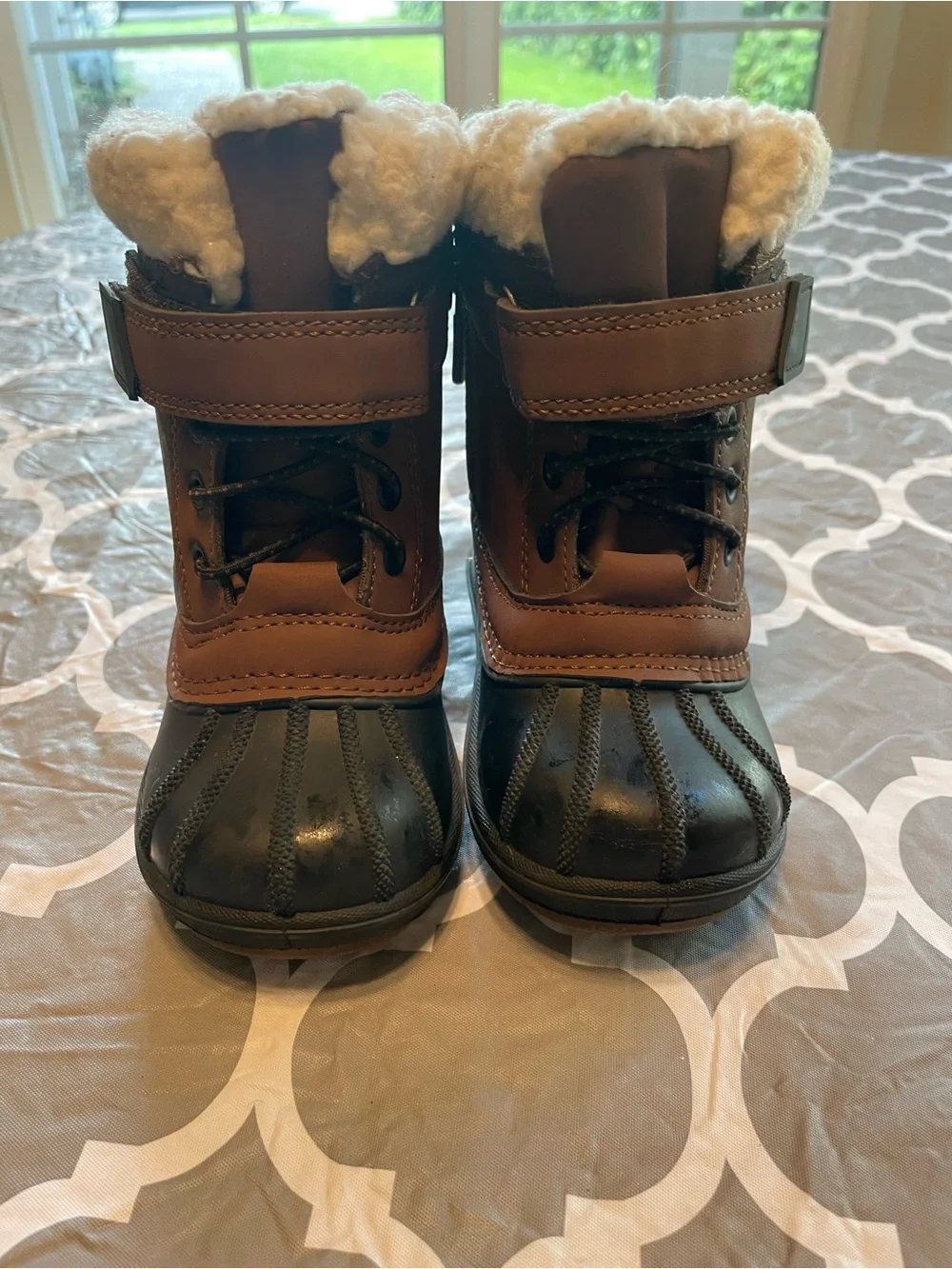 Cat and jack toddler size 6 Kids Brown and Black Winter Boots Faux Lining